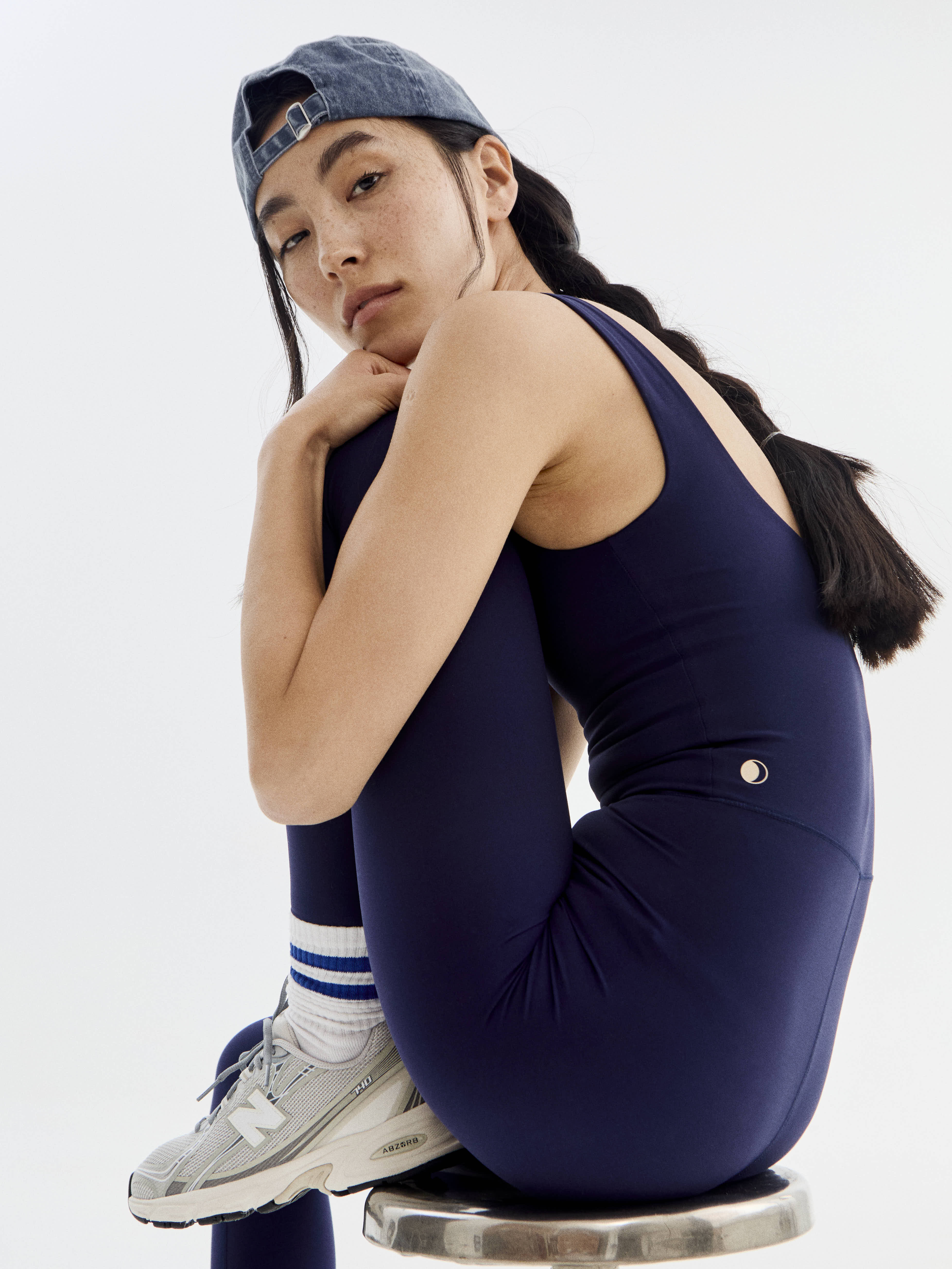 Mono deportivo y jumpsuit de yoga premium en color neutro de la marca consciente Deva.